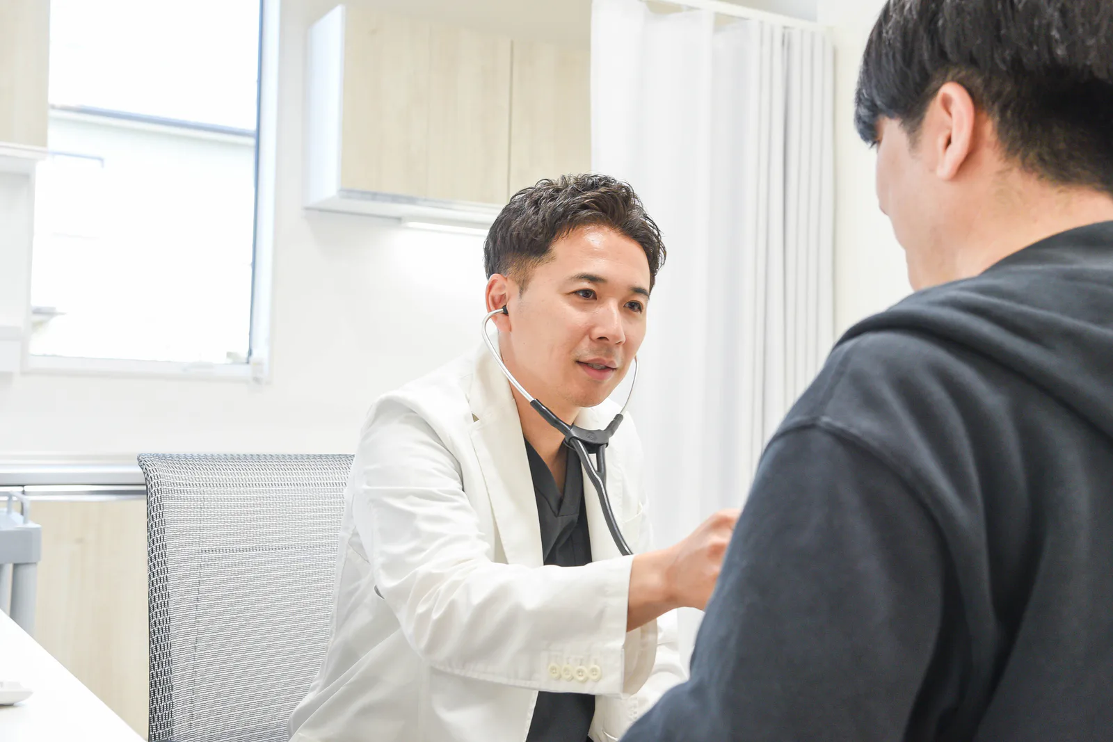 腹膜透析について説明する院長